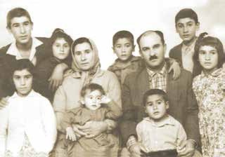 Abdullah Yurt (sağ alt köşede) ailesiyle...
