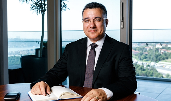 PANELDER Yönetim Kurulu Başkanı İhsan Tolga Akar: "Kısıtlamalara Rağmen Sandviç Panel Sektörü İyi Bir Yıl Geçirdi" PANELDER Yönetim Kurulu Başkanı İhsan Tolga Akar: "Kısıtlamalara Rağmen Sandviç Panel Sektörü İyi Bir Yıl Geçirdi"