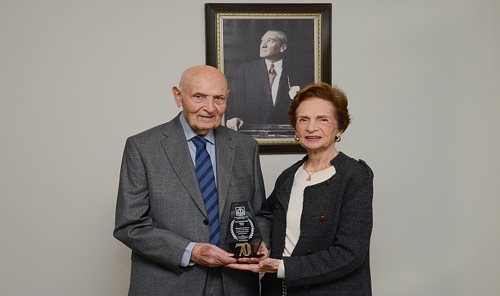 Bedi Korun'a Makine Mühendisleri Odası'ndan 'Meslekte 70. Yıl Ödülü' Bedi Korun'a Makine Mühendisleri Odası'ndan 'Meslekte 70. Yıl Ödülü'