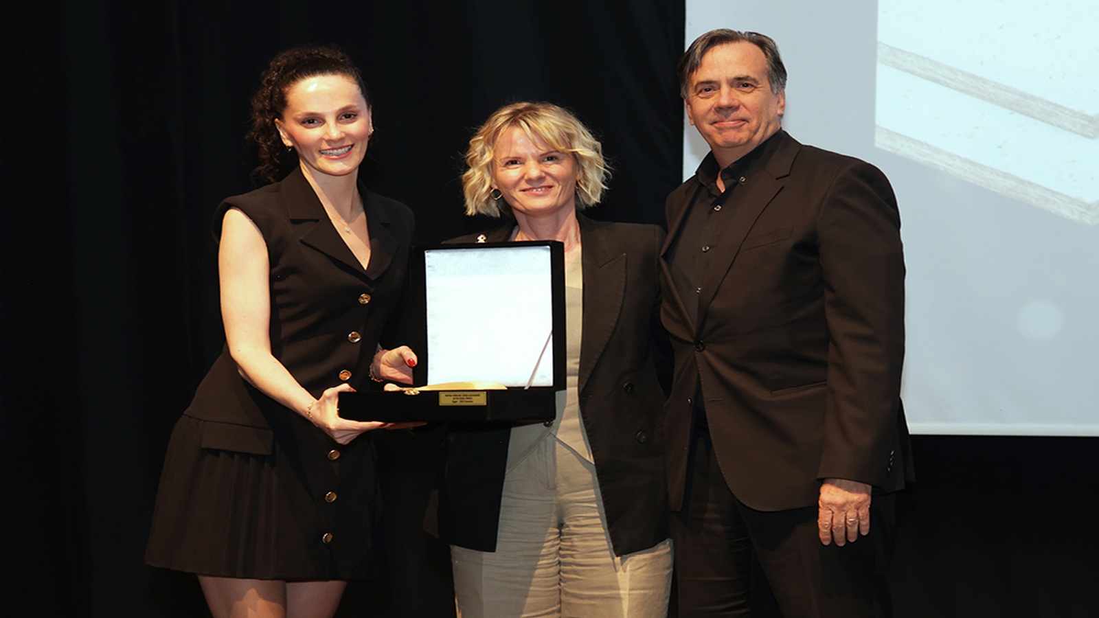 EGGER OSB Flammex, Altın Çekül Yapı Ürünleri Ödülü ile<br/>yangın güvenliğinde yenilikçi yaklaşımı tescilledi
