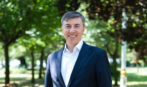 İzocam Genel Direktörü Murat Savcı: "Yalıtımsız Binalarla Havayı Isıtıyoruz" İzocam Genel Direktörü Murat Savcı: "Yalıtımsız Binalarla Havayı Isıtıyoruz"