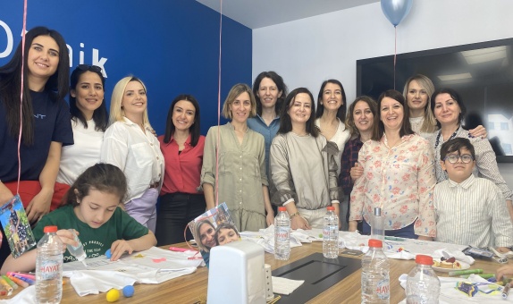 İzocam'lı Çocuklar, Anneler Günü'nde Anneleri için Tişört Tasarladı İzocam'lı Çocuklar, Anneler Günü'nde Anneleri için Tişört Tasarladı