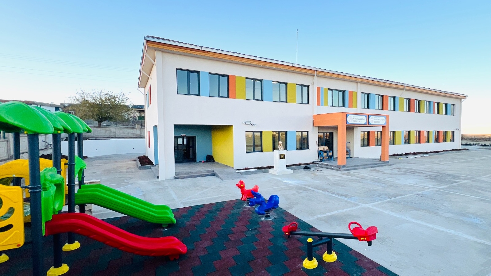 İZODER'den Eğitime Anlamlı Katkı