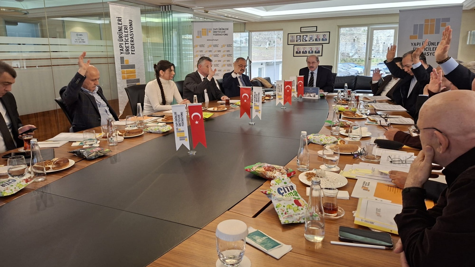 YÜF'te Güven Tazelendi: Adil Sani Konukoğlu Yeniden Başkan YÜF'te Güven Tazelendi: Adil Sani Konukoğlu Yeniden Başkan