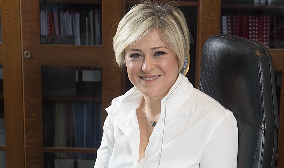 Onduline Avrasya Genel Müdürü Fulya Özgül Koçak: 'Binaya Verilen Zarar Yeşil Çatıdan Dolayı Değil, Yanlış Malzemeden Oluyor' Onduline Avrasya Genel Müdürü Fulya Özgül Koçak: 'Binaya Verilen Zarar Yeşil Çatıdan Dolayı Değil, Yanlış Malzemeden Oluyor'