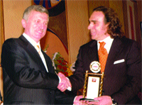 Cazım Özal Yılın Yatırımcısı Ödülü'nü Bakan Osman Pepe'den aldı